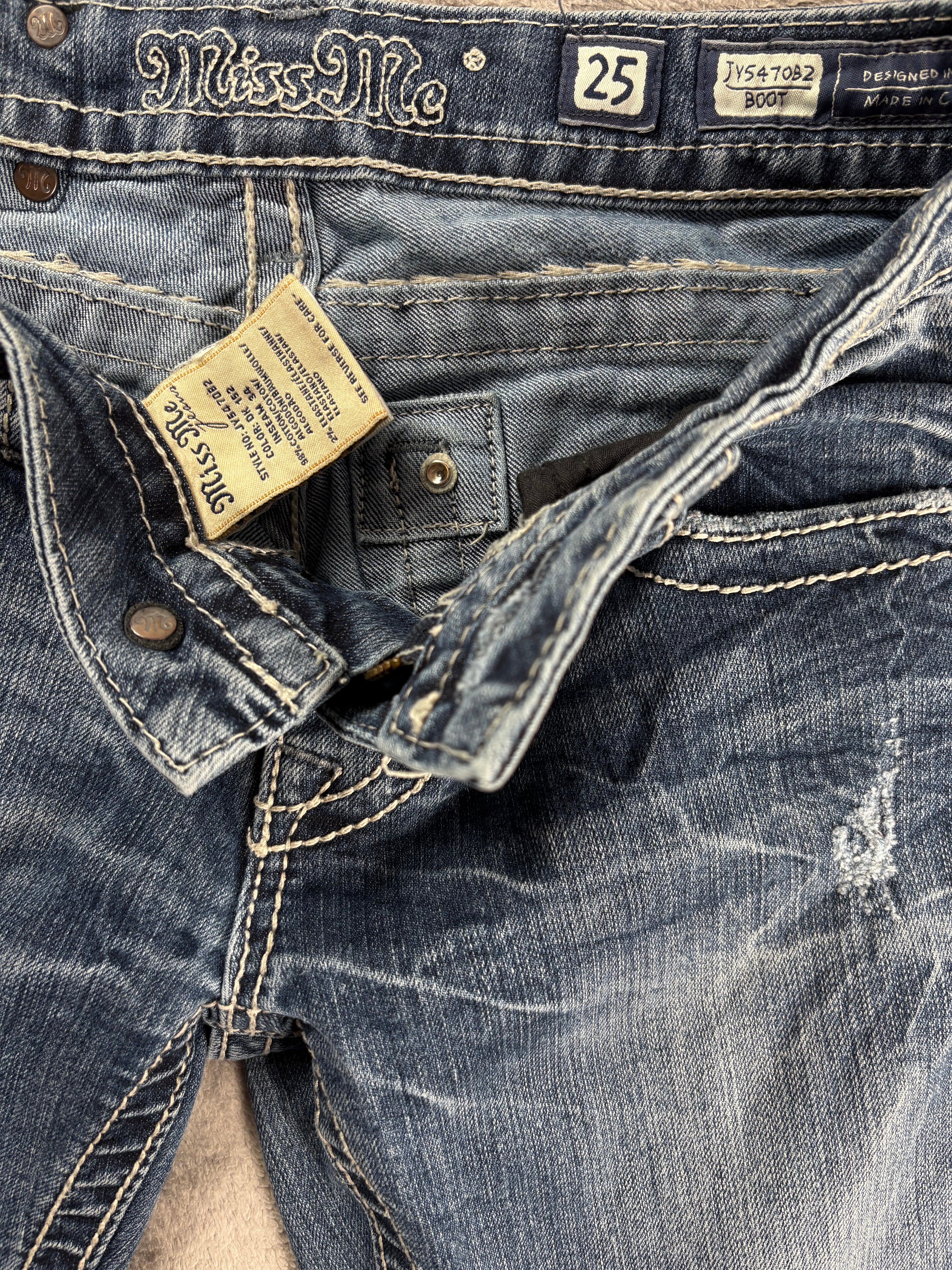 Beautiful Y2K 2000s Miss Me Jeans with Rhinestones Bootcut Super Lowrise (25/XXS)